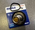 Термостат Форд Фокус-2,3 1.4-1.6 л Behr-Mahle + прокладка корпуса термостата Mahle