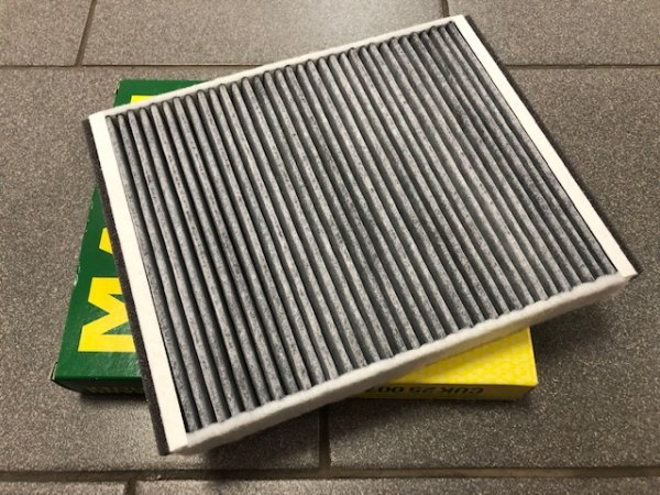 Фильтр салонный Форд Фокус-3, Куга-2 Mann угольный
