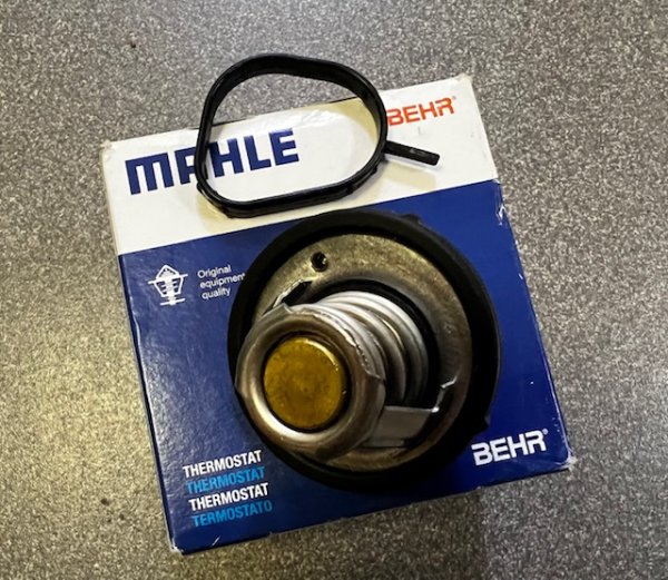 Термостат Форд Фокус-2,3 1.4-1.6 л Behr-Mahle + прокладка корпуса термостата